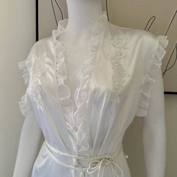 Intimo Cream Ruffled Kimono - Picture 2 of 10